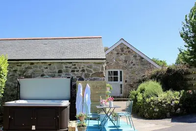Image de Barn conversion | 2 bathrooms | Hot tub | Close to Marazion and St Ives.