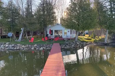 Image de Cute As A Bug Cottage On The Shores of Big Manistique Lake