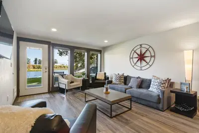 Image de Lakefront & well-equipped condo w/private boat slip, grill, & great location