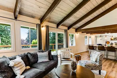 Image de Fantastic retreat near the water w/ expansive deck & stylish interior - dogs Ok