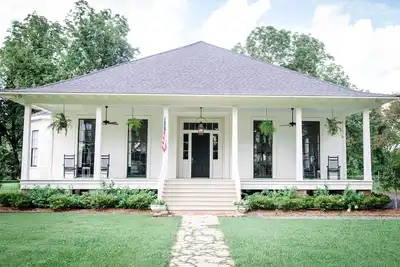 Image de 1884 Historic Bernard House on Beautiful Lake Providence