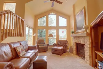 Spacious Layout, Private Garage, Recently Updated 3 Bedroom. 75cc