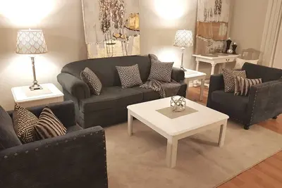 Image de Sarnia's Central Six - Big 6 Br/2 Ba w/patio & Bbq