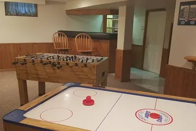 Image de Sarnia's Man Cave - 3 Br/1 Ba House - Pet friendly