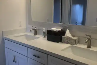 Image de 4 mile from the beach, sleeps 2-5 people.