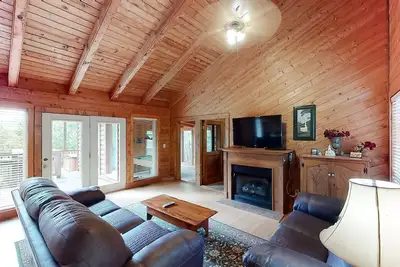 Image de Vibrant cabin w/ game room, hot tub, & home theater + free attraction tickets