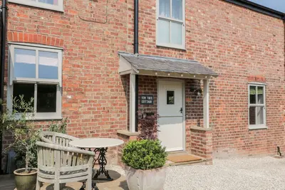 Yew Tree Cottage, romantic, with open fire in South Cave