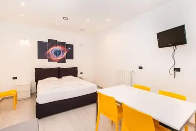 Image de Studio apartment 5 minutes from the Mole and Royal Gardens!