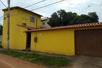 Image de House with Colonial veranda - lawn space