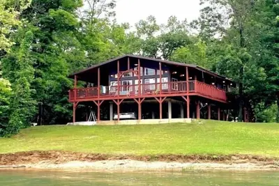 Image de \"Firefly on the Current\"  Gorgeous Riverfront Modern Cabin on Current River