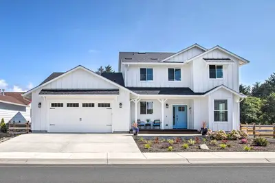 Image de Luxury Home on Golf Course: Walk to the Beach!