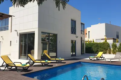 Image de Luxury Villa Olivia 10-15min to the Oura Beach with a private swimming pool