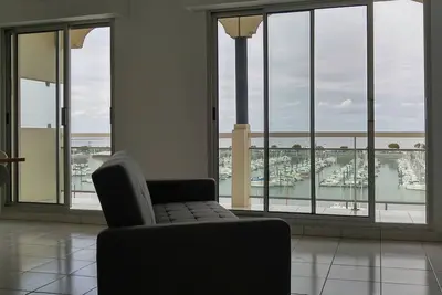 Image de T3, vue bassin, parking