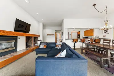 Image de Keystone Condo Set Amongst Pines w/ Private, Covered Deck for Stunning Views!