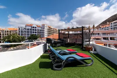 Image de Attractive 2 Bedroom Apartment. Large Roof Terrace. Amazing Sea Views.