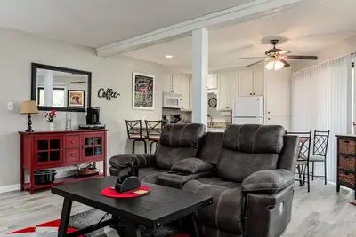 Image de Charming 2 Bed 2 Bath 1st Floor Condo in Foxfire with Golf Course View