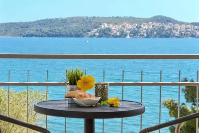 Image de Fantastic beachfront apartment with private balcony on the Adriatic. Top location