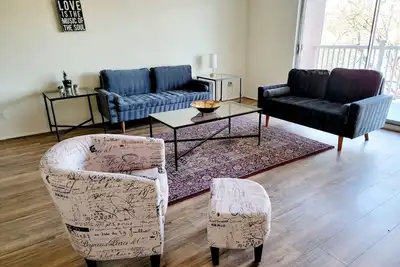 Image de Bright 2br | Cherry Blossom View | Balcony