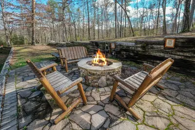 Image de Epic Movie Nights, S'mores by Starlight, Hot Tub Soaks & Drinks at the Wet Bar - Red Bird Lodge