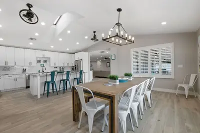Image de L2 Ev, 5Br 3Ba, 2 Master Suites, Split Floorplan, Heated Pool on Large Lot