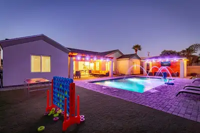 Image de Scottsdalestays 10br Estate-Pool, Spa, Courts, Yard-Sleeps 40+ Teams & Weddings