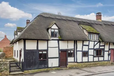 Image de 16th Century Grade Ii Listed Thatched Cottage