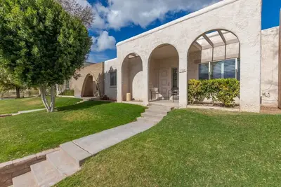 Image de Tranquil Waterfront Scottsdale Townhome