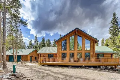 Image de Spacious cabin with hot tub in a nicely treed area, close to many attractions