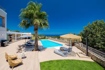 Image de Sublime views, child friendly villa, sports & wellness facilities, full privacy!