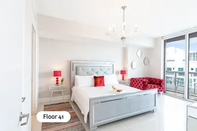 Image de Mvr Bright & Airy Condo with Views