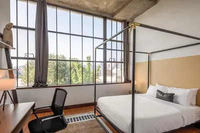 Image de Sosuite | 2br Apt w Balcony, W/D, Gym, On-Site Bar