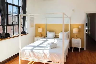 Image de Sosuite | 2br Apt w Balcony, W/D, Gym, On-Site Bar