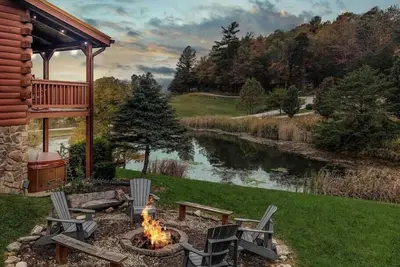 Image de On The Rocks-Rrg, hot tub, wifi, private pond!