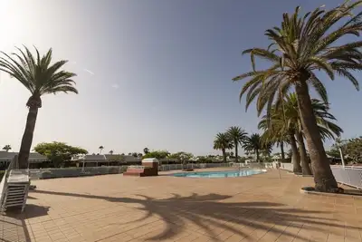 Image de Bungalow Los Melocotones jardin et piscine en Lightbooking