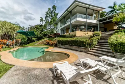 Image de Jungle dog-friendly home with ocean views from the pool, gas grill & pool table