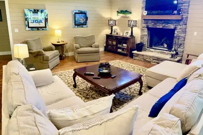 Image de Rough River Lake Hot Tub, Pool, Grill, Fire Pit, Party Garage