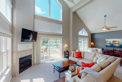 Image de Family-friendly home w/ lake views, a shared dock, pool, and clubhouse access