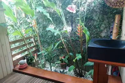 Chambre indépendante et douche tropicale