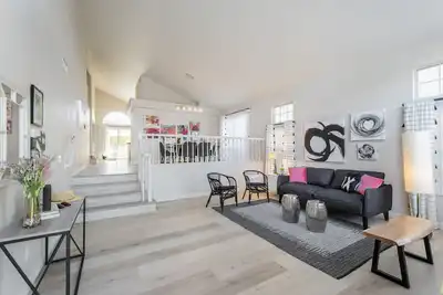 Image de Designer home-6 miles to the Las Vegas Strip!