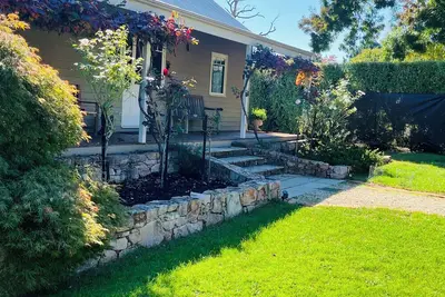 Image de ***Bright*** Modern Home with large outdoor deck and outside fireplace.