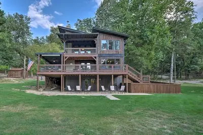 Image de Waterfront Beaver Lake Hideaway w/ Kayaks & More!