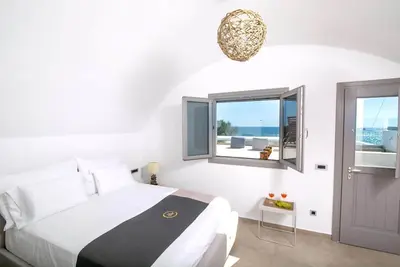 Image de Villa Elite a Santorin | Suites Aegean Melody | 3 chambres | Jacuzzi exterieur | Vlyxada