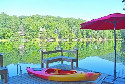 Image de Serene Lakefront Reteat with Whimsical Flair! Private Dock-Kayaks-Fishing