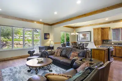Image de Gorgeous 3-story home, sleeps 16, private hot tub