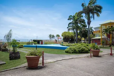Image de Havre de Paix entre piscine et plage