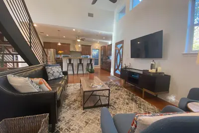 Image de Lovely, Bright Modern House, Short Walk To Main Street, Private Pool!