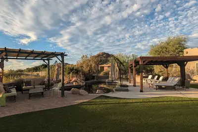 Image de Adobe Manor // Main + Guest Home // Sleeps 20