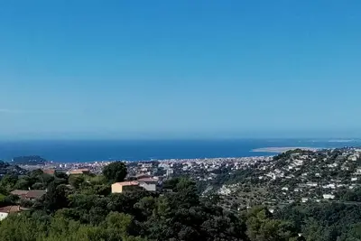 Image de Appartement 3 P. dans villa sur colline, vue mer Ă 15 mn du centre Nice