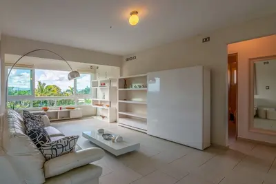 Image de Top-Floor Condo with large terrace, sea views, opposite main supermarket