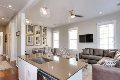 Image de 111 Waldburg street Beautifully Renovated Historic 5 bedroom 5 bath